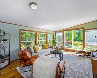 Riverfront Paradise w/ Hot Tub--Little River House - Gold Bar - Living room