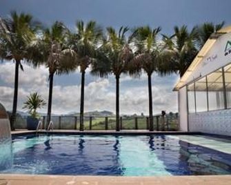 호텔 모후 데 산토 아고스치뉴 - 아구아스 데 린도이야 - 수영장