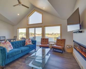 Spacious New Lisbon Home with Lake Access! - New Lisbon - Sala de estar