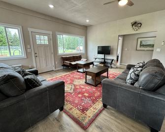 Sleeps up to16! Family Friendly! Newly Renovated, steps from the Golf Course! - Libby - Вітальня