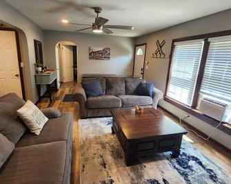The Railroad Ranch - Station 3 (3 bedrooms) - Youngstown - Pokój dzienny