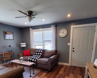 Private 5 Star 2 bedroom modern city farmhouse - Gary - Living room