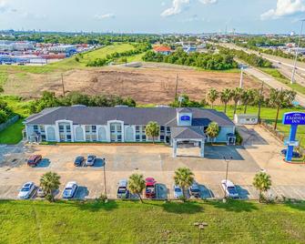 Capital O Fairway Inn - Baytown La Porte Tx - La Porte