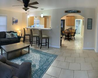 Whole House 5 Bedroom Ocean Block House - Toms River - Living room