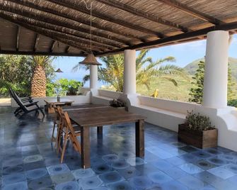 Case Quattrocchi - Giardino e Terrazzi con vista Panoramica sul Mare, Etna e Vulcano - Lipari