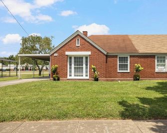 2BR house minutes from Holston Valley & Eastman - Kingsport - Building