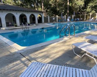 Tranquility in paradise- 2 bedroom villa w/parking - Hilton Head Island - Pool