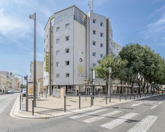B&B HOTEL Nîmes Centre Arènes - Nimes - Building