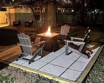 Charming 2-bedroom cottage in Lockhart with WiFi and AC - Lockhart - Patio