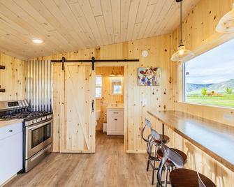Off-grid farm stay with spectacular mountain views! - Whitehall - Kitchen
