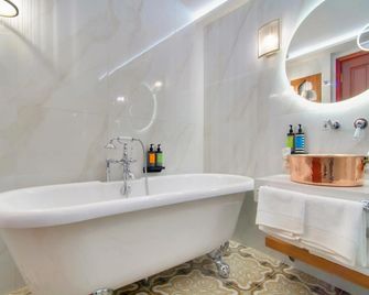 Archontariki Historic Boutique Hotel - איואנינה - חדר רחצה