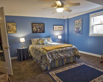Spacious terrace apartment in family home with private entrance and parking. - Lynchburg - Bedroom
