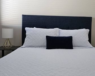 Cozy 2-Br Townhouse. Private Attached Garage And Balcony. Near Yqr Airport. - Regina - Bedroom