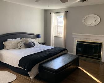 Best Location in Columbus 2800 sq ft safe - quiet street Great access to city - Columbus - Bedroom