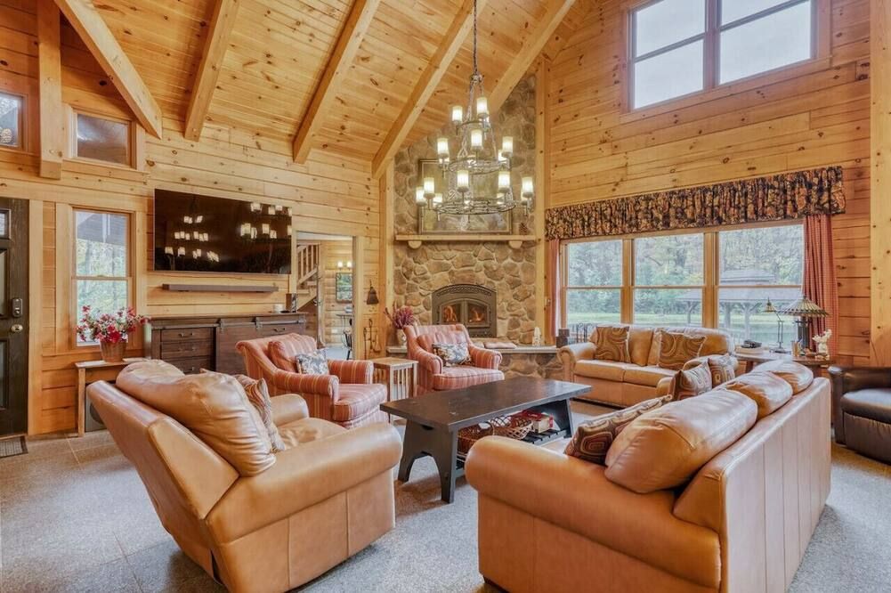 Upscale log cabin w/ 20` ceilings, indoor hot tub & King beds - Victor - Lounge