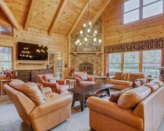 Upscale log cabin w/ 20` ceilings, indoor hot tub & King beds - Victor - Lounge