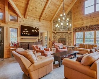 Upscale log cabin w/ 20` ceilings, indoor hot tub & King beds - Victor - Lounge