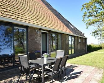 Rural holiday home in the Frisian Workum with a lovely sunny terrace - Workum - Patio