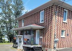 Cozy quiet place next to hwy smart tv+wifi+netflix - Edmundston - Byggnad