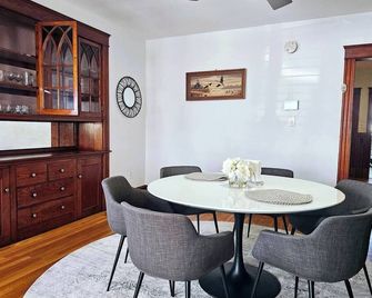 Spacious 4-bedroom house in welcoming Nashua NH - Nashua - Dining room