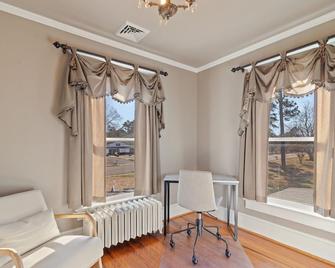 Historical Queen Anne on Main Street Reedville! - Reedville - Living room