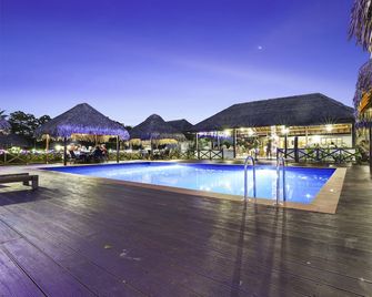 Beachfront Resort - Luganville - Zwembad