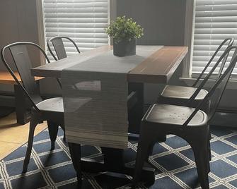 Lovely 2 bedroom upper, close to Lake Erie beaches - Dunkirk - Essbereich