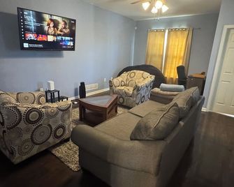 3 BD 1.5 Bathrooms, Large fenced yard, Indoor turf gym inside Secluded townhome - Elkton - Living room