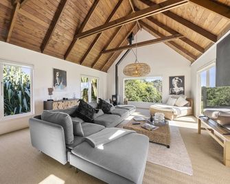 The House - The Lodge Te Horo - Otaki - Living room