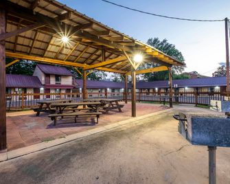 Red Roof Inn Starkville - University - Starkville - Patio