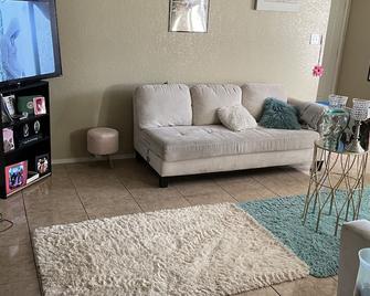 Comfortable Beautifully Decorated home near food places an Army base - Killeen - Living room