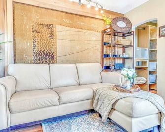 Quaint Carmel - Bungalow Close to Beach - Carmel-by-the-Sea - Wohnzimmer