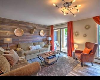 Updated Ski in ski out condo & mountain biking located at Seasons on Mt. Snow - Dover - Living room