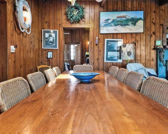Original 1945 Cottage on 6 Very Private Acres - Oak Island - Comedor