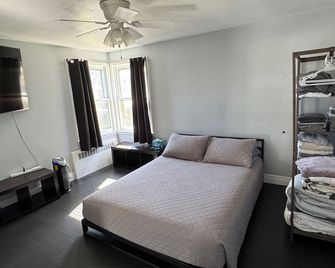 Charming 2-bedroom house in delightful Binghamton with AC - Binghamton - Bedroom