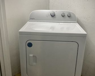 Quiet Basement apartment - Sedalia - Laundry facility
