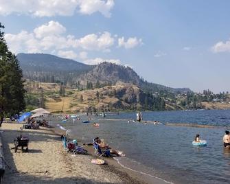 Quiet location with stunning view, close to downtown, wineries, beaches - West Kelowna - Beach