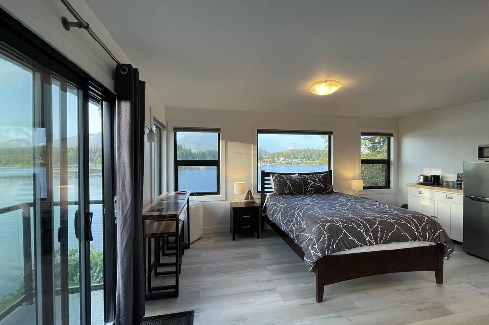 Oceanfront Room With Hot Tub & Firepit - יוקלולט - חדר שינה