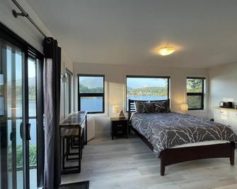 Private Oceanfront Room With Hot Tub & Firepit - Shore Thing - Ucluelet - Ložnice
