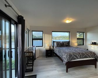 Oceanfront Room With Hot Tub & Firepit - יוקלולט - חדר שינה