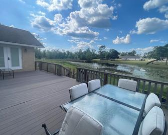 Elegant Peaceful Lakefront house in pleasant Marianna with WiFi, AC - Marianna - Балкон