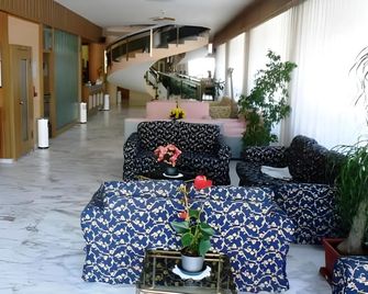 هوتل ريالي - تشيانسانو ترمي - ردهة