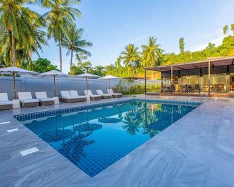 Meridian Adventure Marina Club & Resort - Waisai - Piscina