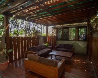 Large Cozy room including free breakfast - Lubumbashi - Pátio