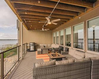 Amazing Lakefront 4 bedroom luxury Condo with large deck at Bridges Bay Resort - Arnolds Park - Balcón