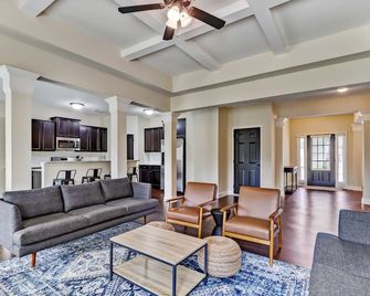 5br/3ba, sleeps 12! Newly renovated w/ media room! - Lawrenceville - Living room