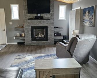 Very nice home minutes from the water in peaceful setting - Kuttawa - Вітальня