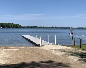 Eugenia Lake Cottage. One minute walk to beach. September/October discounted. - Flesherton - Playa