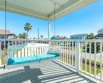 The Prettiest Palm |Kayak, Beach Toys & Cornhole |200 Free Attraction Tickets |Pool & Beach Nearby - Jamaica Beach - Balcony
