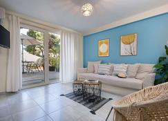 Vouliagmeni Stylish Homes by BluPine - Vouliagmeni - Vardagsrum